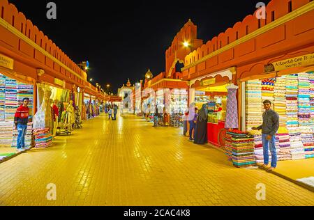 DUBAI, VAE - 5. MÄRZ 2020: Spaziergang Textilallee von Indien Pavillon des Global Village Dubai mit Ständen, farbige Stoffe, mit Drucken dekoriert Stockfoto