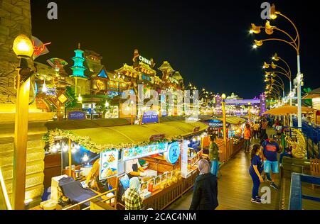 DUBAI, VAE - 5. MÄRZ 2020: Die Lebensmittelhändler Boote der thailändischen schwimmenden Markt, am Kanal des Global Village Dubai, am 5. März in Dubai Stockfoto