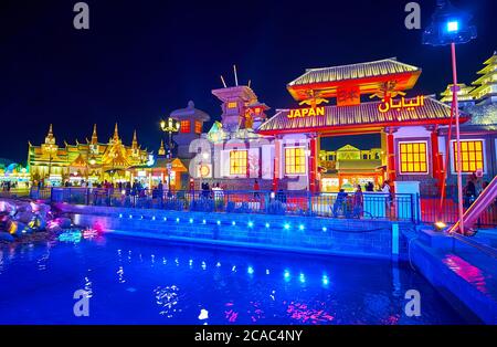 DUBAI, VAE - 5. MÄRZ 2020: Der Japan Pavilion des Global Village Dubai hinter dem Kanal, beleuchtet mit hellblauen Lichtern, am 5. März in Dubai Stockfoto