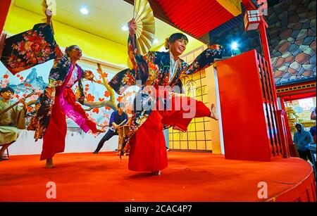 DUBAI, VAE - 5. MÄRZ 2020: Die Künstler in traditionellen Kimonos führen den japanischen Tanz mit Fans im Japan Pavilion im Global Village Dubai auf Marc auf Stockfoto