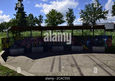 DIEREN, NIEDERLANDE - Jul 12, 2020: Ein Ort, wo man mit Graffiti auf ihm und Gras auf dem Hintergrund chillen kann Stockfoto