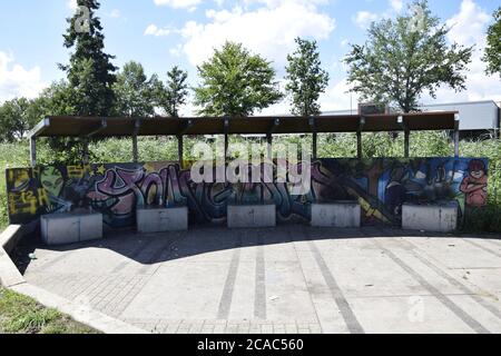 DIEREN, NIEDERLANDE - Jul 12, 2020: Ein Ort, wo man mit Graffiti auf ihm und Gras auf dem Hintergrund chillen kann Stockfoto