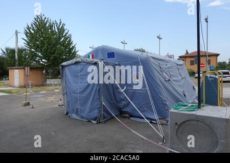 Italienisches Katastrophenschutzzelt vor der Notaufnahme des Krankenhauses Montecchio Emilia für den Covid19 Notfall installiert. Italien Stockfoto