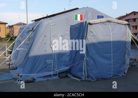 Italienisches Katastrophenschutzzelt vor der Notaufnahme des Krankenhauses Montecchio Emilia für den Covid19 Notfall installiert. Italien Stockfoto