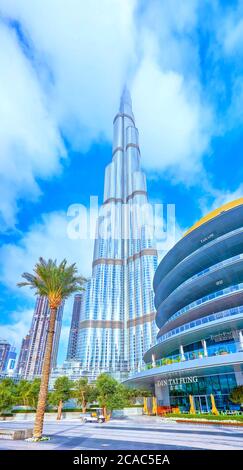 DUBAI, VAE - 3. MÄRZ 2020: Der Spazierboulevard im Einkaufszentrum Dubai Mall mit Burj Khalifa Gebäude im Hintergrund, am 3. März in Dubai Stockfoto