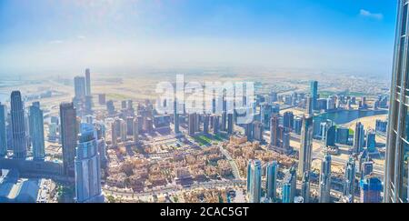 DUBAI, VAE - 3. MÄRZ 2020: Die hervorragende Luftaufnahme der Wolkenkratzer des Dubai Downtown Viertels vom Burj Khalifa Gebäude, am 3. März in Dubai Stockfoto