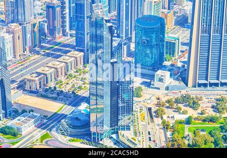 DUBAI, VAE - 3. MÄRZ 2020: Die modernen Glas-Wolkenkratzer mit Gärten entlang der Sheikh Zayed Road sind stolz auf das moderne Dubai am 3. März in Dubai Stockfoto