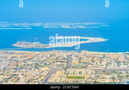 Die Luftaufnahme auf Dubai Küste mit Wohnhäusern und künstlichen Archipel auf dem Hintergrund, die im Persischen Golf, VAE erstreckt Stockfoto