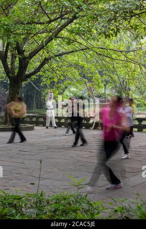 Menschen praktizieren Tai Chi im Wangjianglou Park in Chengdu. Stockfoto