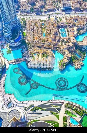 DUBAI, VAE - 3. MÄRZ 2020: Der Burj Khalifa ist der perfekte Ort, um die Brunnenschau von oben zu beobachten, am 3. März in Dubai Stockfoto