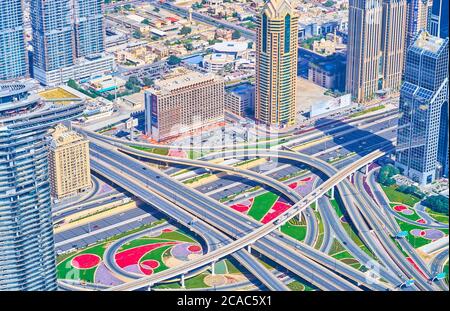 DUBAI, VAE - 3. MÄRZ 2020: Dubai ist berühmt für sein gut ausgebautes Autobahnnetz mit seinen einzigartigen fahrerlosen Metrolinien, die am 3. März in Dubai stattfinden Stockfoto