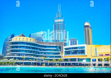 DUBAI, VAE - 3. MÄRZ 2020: Blick auf das moderne Viertel von Dubai mit der wunderschönen Dubai Mall und schlanken Wolkenkratzern im Hintergrund, am 3. März in Dubai Stockfoto