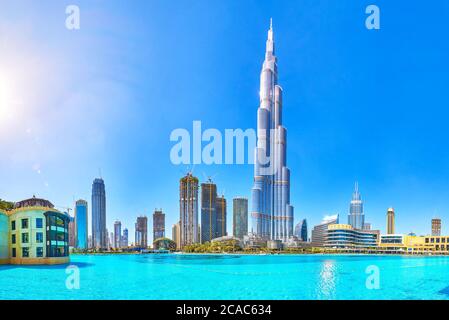 DUBAI, VAE - 3. MÄRZ 2020: Das herrliche Panorama des Burj Khalifa Turms und seiner umliegenden Wolkenkratzer mit großem See im Vordergrund, am 3. März i Stockfoto