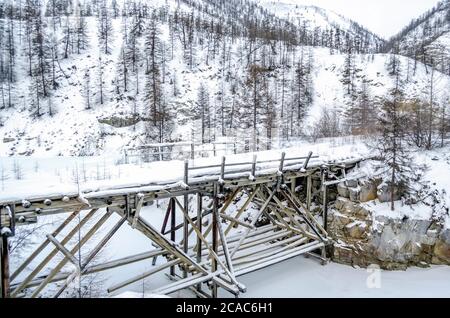 Holzbrücke, verschneite Berge, Gulag, Kolyma, die R504 Kolyma Autobahn, die Straße der Knochen, Jakutien, Sacha Republik, Russischer Norden, Pole der Kälte Stockfoto