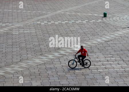 Jakarta / Indonesien - 25. Juli 2020. Ein Tourismusbeauftragter des Fatahillah Museums, der während der neuen normalen Corona viru mit einem Fahrrad patrouilliert Stockfoto