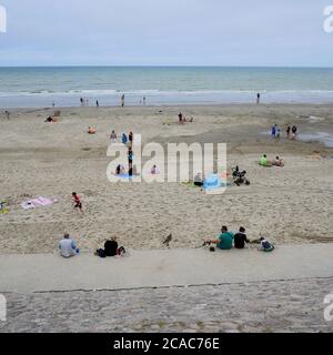 Urlauber am Sandstrand, Quend-Plage, Pas-de-Calais, Hauts de France, Frankreich Stockfoto