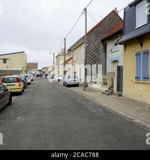 Schlechte Ferienimmobilien in Quend-Plage, Blick auf die Straße, Pas-de-Calais, Hauts de France, Frankreich Stockfoto