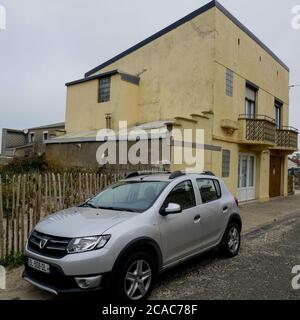 Schlechte Ferienimmobilien in Quend-Plage, Blick auf die Straße, Pas-de-Calais, Hauts de France, Frankreich Stockfoto