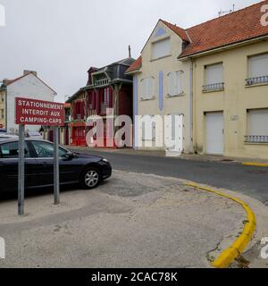 Schlechte Ferienimmobilien in Quend-Plage, Blick auf die Straße, Pas-de-Calais, Hauts de France, Frankreich Stockfoto