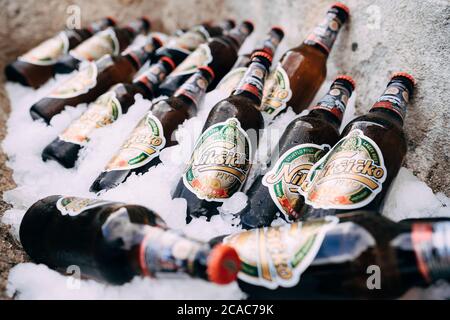 Nahaufnahme von geschlossenen Bierflaschen auf Eis. Das nationale Bier in Montenegro ist Niksicko pivo. Stockfoto