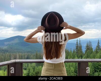 Mädchen mit Blick auf Panoramablick auf Karpaten Berge, Dragobrat, Ukraine Stockfoto