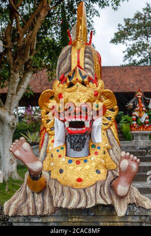 Barong Statue am Tirta Gangga Wasserpalast (Taman Tirtagangga), ehemaliger Königspalast in Karangasem, Bali, Indonesien Stockfoto