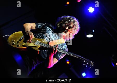 Winton Raceway, Victoria. März 2017. Im Bild: Brett Williams, Leadgitarrist bei der australischen Hard Rock Band The Choirboys, tritt live auf. Stockfoto