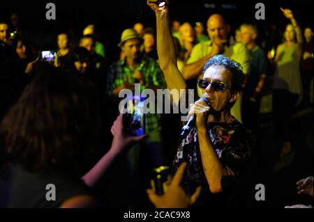 Winton Raceway, Victoria. März 2017. Im Bild: Mark Gable von der australischen Rockband The Choirboys wird von einem Fan am Telefon gefilmt. Gable sprang hinein Stockfoto