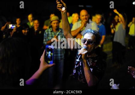 Winton Raceway, Victoria. März 2017. Im Bild: Mark Gable von der australischen Rockband The Choirboys wird von einem Fan am Telefon gefilmt. Gable sprang hinein Stockfoto