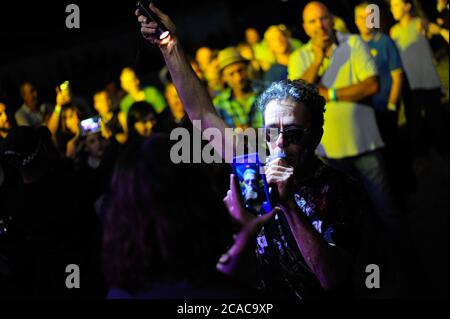 Winton Raceway, Victoria. März 2017. Im Bild: Mark Gable von der australischen Rockband The Choirboys wird von einem Fan am Telefon gefilmt. Gable sprang hinein Stockfoto