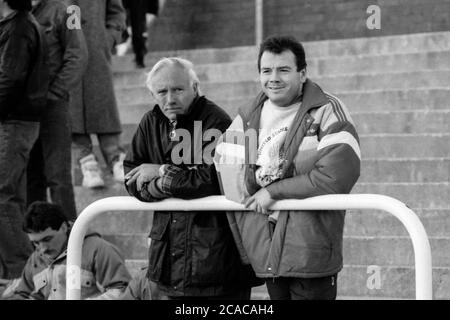 Llanelli RFC, Wales und die britischen und irischen Lions Wing Ieuan Evans genießen einen ruhigen Samstagnachmittag als Zuschauer während erholt von Schulterverletzung beobachten Llanelli RFC Spiel mit Cardiff RFC in Stradey Park, Llanelli, Carmarthenshire, Wales am 25. November 1989. Stockfoto