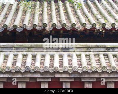 Das Dach des Gebäudes im Shaolin-Tempel mit Detail-Architektur. Das Shaolin Kloster ist auch als Shaolin Tempel bekannt. Dengfeng, Zhengzhou Ci Stockfoto