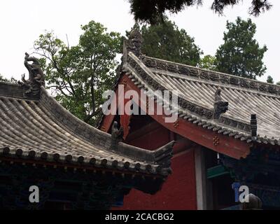 Das Dach des Gebäudes im Shaolin-Tempel mit Detail-Architektur. Das Shaolin Kloster ist auch als Shaolin Tempel bekannt. Dengfeng, Zhengzhou Ci Stockfoto