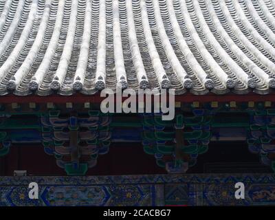 Das Dach des Gebäudes im Shaolin-Tempel mit Detail-Architektur. Das Shaolin Kloster ist auch als Shaolin Tempel bekannt. Dengfeng, Zhengzhou Ci Stockfoto