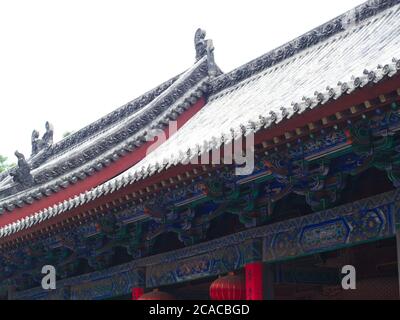 Das Dach des Gebäudes im Shaolin-Tempel mit Detail-Architektur. Das Shaolin Kloster ist auch als Shaolin Tempel bekannt. Dengfeng, Zhengzhou Ci Stockfoto