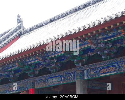 Das Dach des Gebäudes im Shaolin-Tempel mit Detail-Architektur. Das Shaolin Kloster ist auch als Shaolin Tempel bekannt. Dengfeng, Zhengzhou Ci Stockfoto