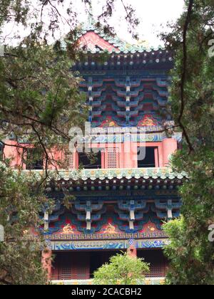 Das Dach des Gebäudes im Shaolin-Tempel mit Detail-Architektur. Das Shaolin Kloster ist auch als Shaolin Tempel bekannt. Dengfeng, Zhengzhou Ci Stockfoto