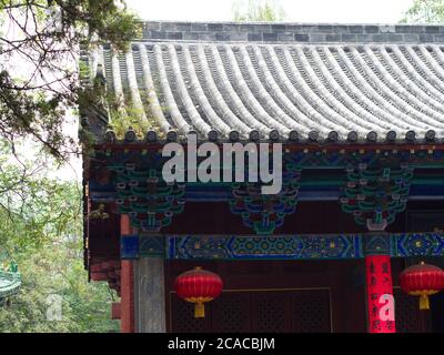 Das Dach des Gebäudes im Shaolin-Tempel mit Detail-Architektur. Das Shaolin Kloster ist auch als Shaolin Tempel bekannt. Dengfeng, Zhengzhou Ci Stockfoto