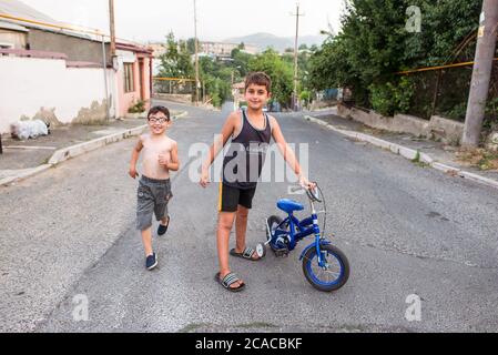 Stepanakert / Berg-Karabach-Republik - 30. Juli 2019: Porträt zweier Brüder auf der Straße der Stadt Stockfoto