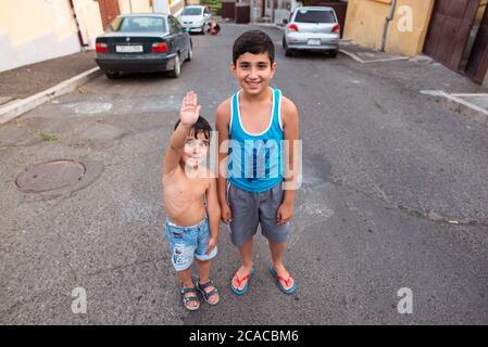 Stepanakert / Berg-Karabach-Republik - 30. Juli 2019: Porträt zweier Brüder auf der Straße der Stadt Stockfoto