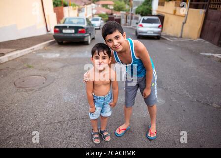 Stepanakert / Berg-Karabach-Republik - 30. Juli 2019: Porträt zweier Brüder auf der Straße der Stadt Stockfoto