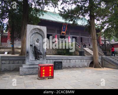 Das Gebäude und die Statue im Shaolin Tempel mit Detail Architektur. Das Shaolin Kloster ist auch als Shaolin Tempel bekannt. Dengfeng. Zhengzhou Ci Stockfoto