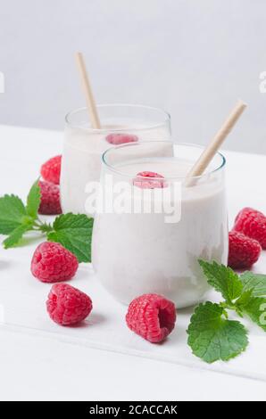 Zwei Gläser Himbeer-Milchshake auf Holzhintergrund Stockfoto