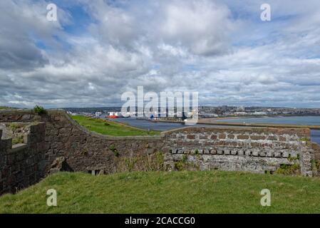 Blick in Richtung Aberdeen und seinen geschäftigen Hafen von den Torrey Battery Ruins auf der Südseite des Hafeneingangs. Stockfoto