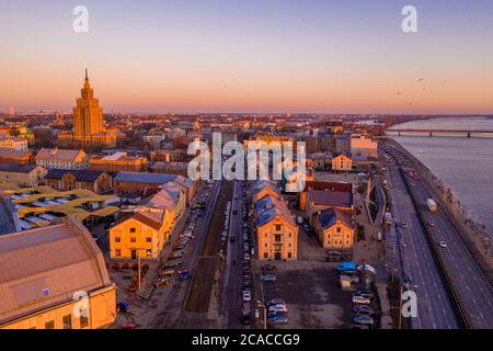 Stadtbild von Riga, Lettland bei einem wunderschönen Sonnenuntergang Stockfoto