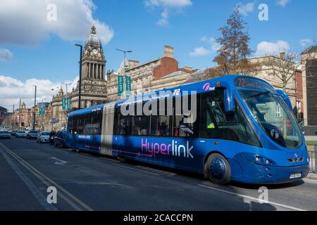 Ein bendy Bus Betrieb einen öffentlichen Nahverkehr zwischen Leeds Und Bradford in West Yorkshire Stockfoto