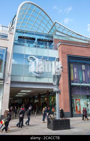 Briggate Eingang zum Trinity Center in Leeds, West Yorkshire mit Andy Scotts Skulptur Briggate Minerva Stockfoto