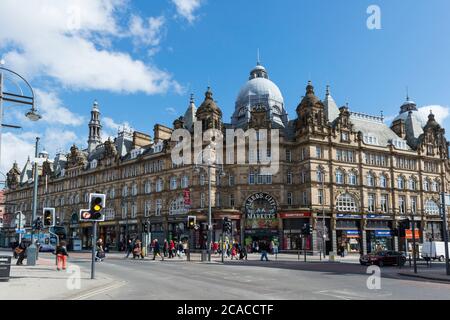 Außenansicht der prunkvollen Fassade und des Eingangs von Leeds Markthalle Stockfoto