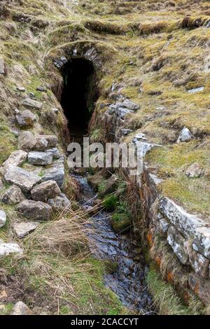 Schmale Bogendurchfahrt zu einer Minenebene bei der historischen Cockhill Lead Mine Greenhow, Nidderdale, North Yorkshire Stockfoto