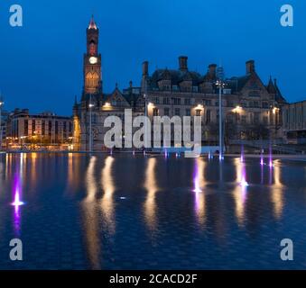 Abends Blick auf das Rathaus, Spiegelpool und Brunnen im Bradford City Park Stockfoto